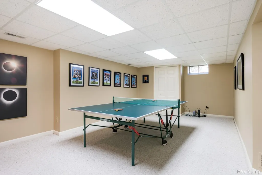 44828 Roundview Drive Novi City MI 48375