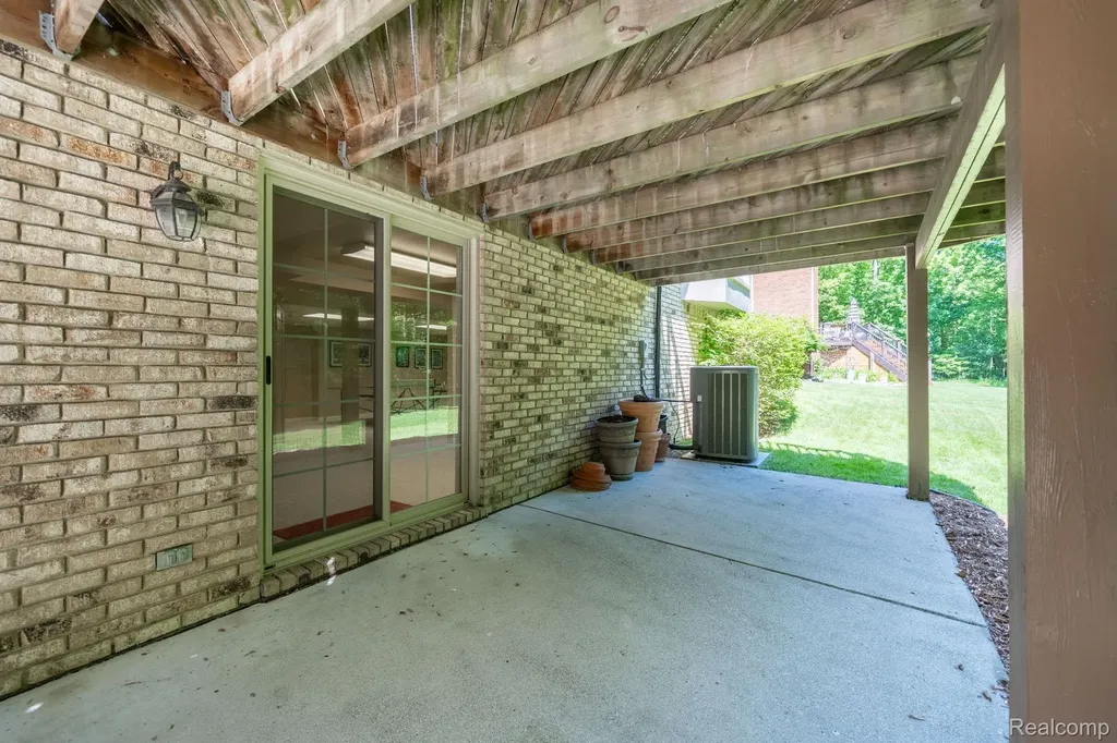 44828 Roundview Drive Novi City MI 48375