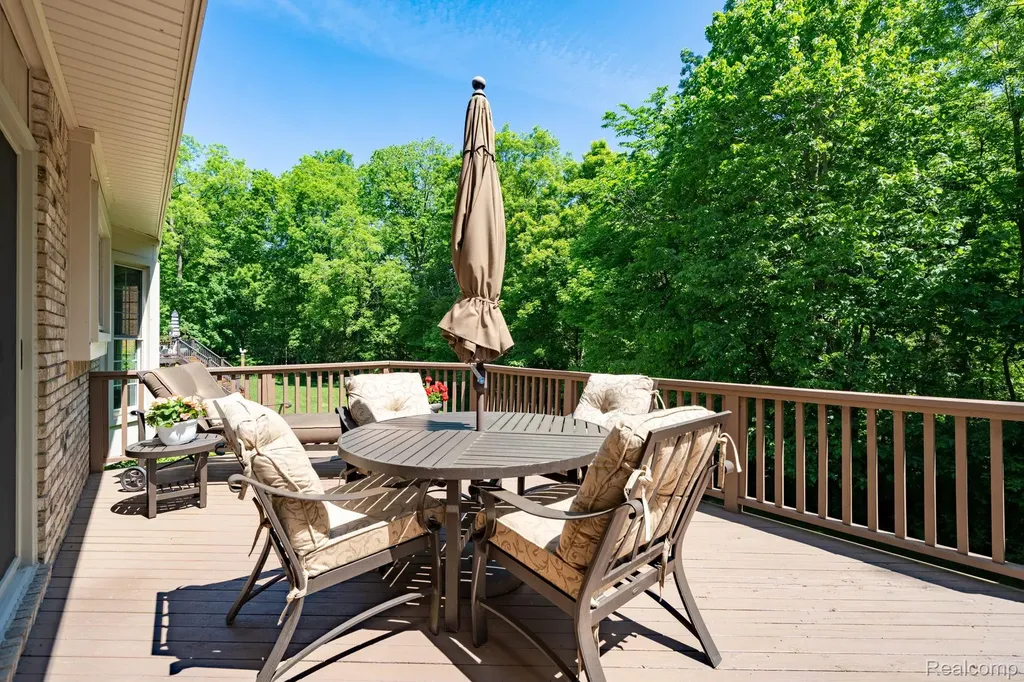 44828 Roundview Drive Novi City MI 48375