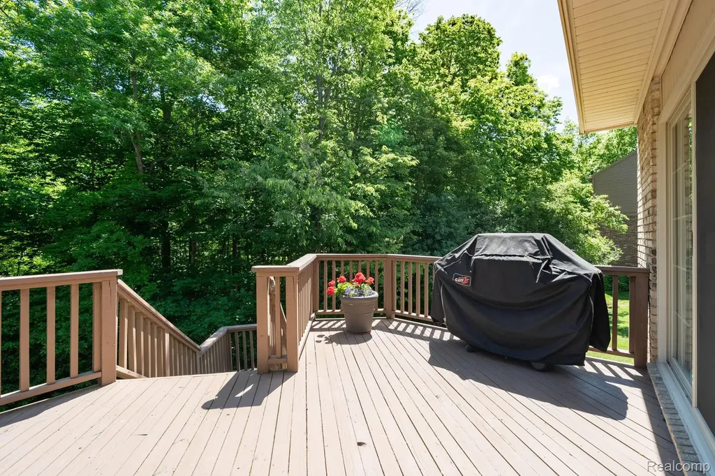 44828 Roundview Drive Novi City MI 48375