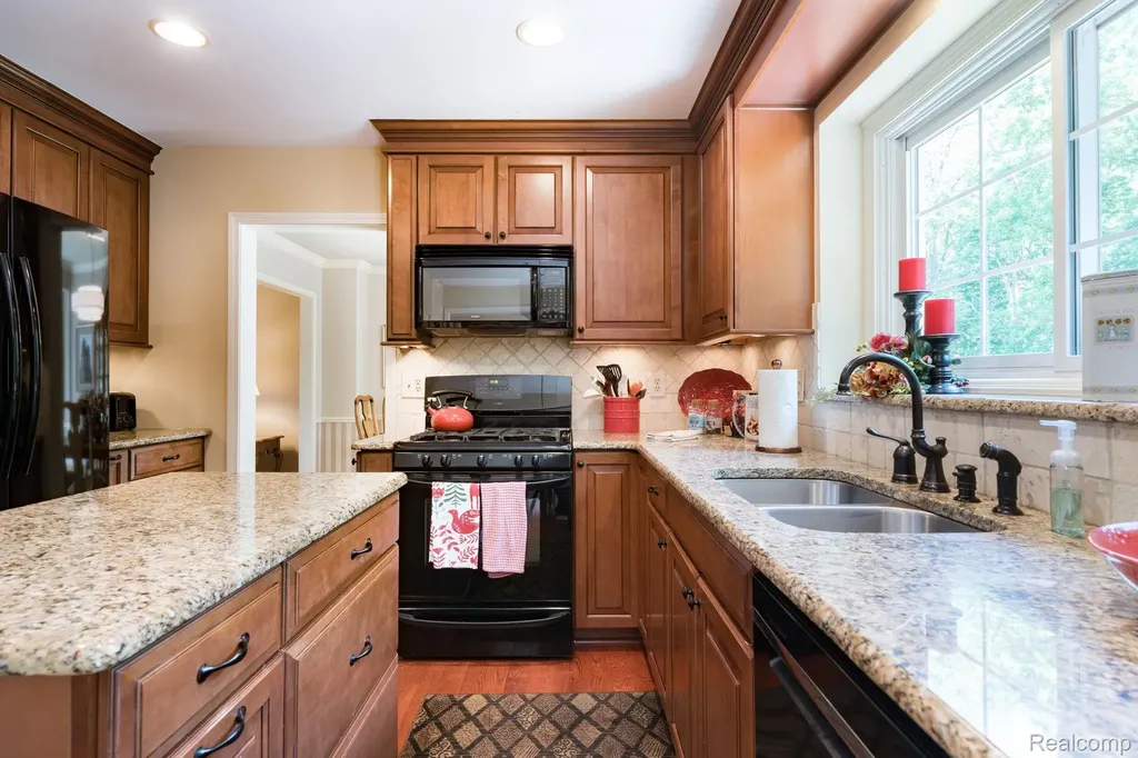 44828 Roundview Drive Novi City MI 48375