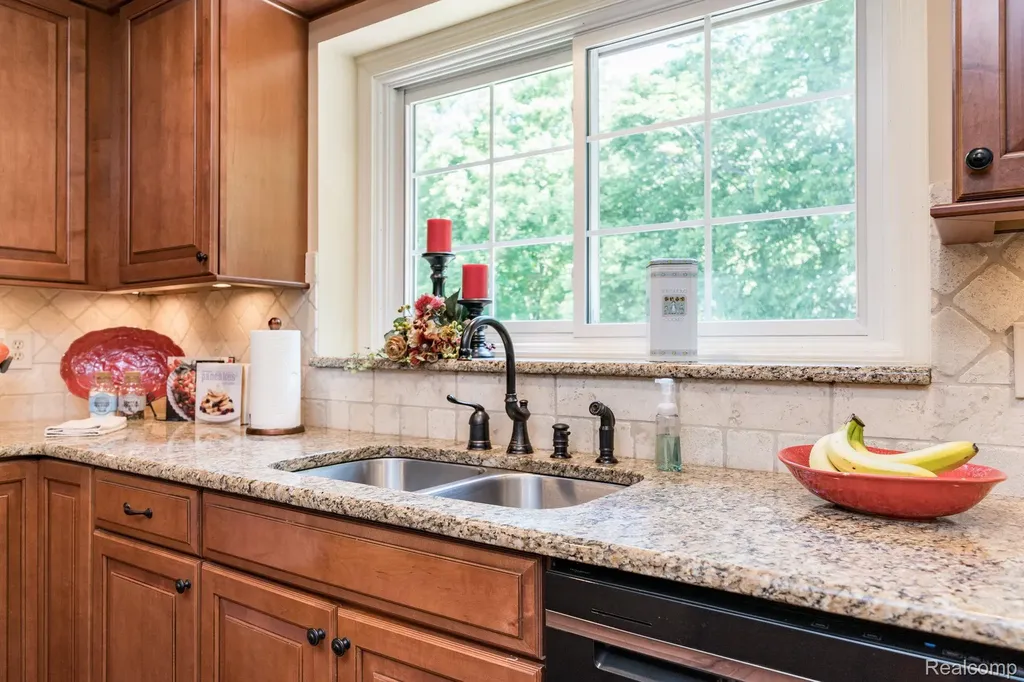 44828 Roundview Drive Novi City MI 48375