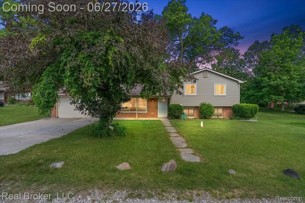 8320 Hillpoint Drive Hamburg Township MI 48116