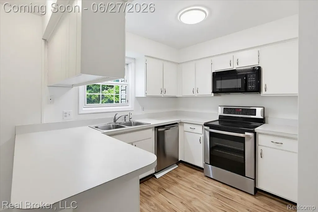 8320 Hillpoint Drive Hamburg Township MI 48116