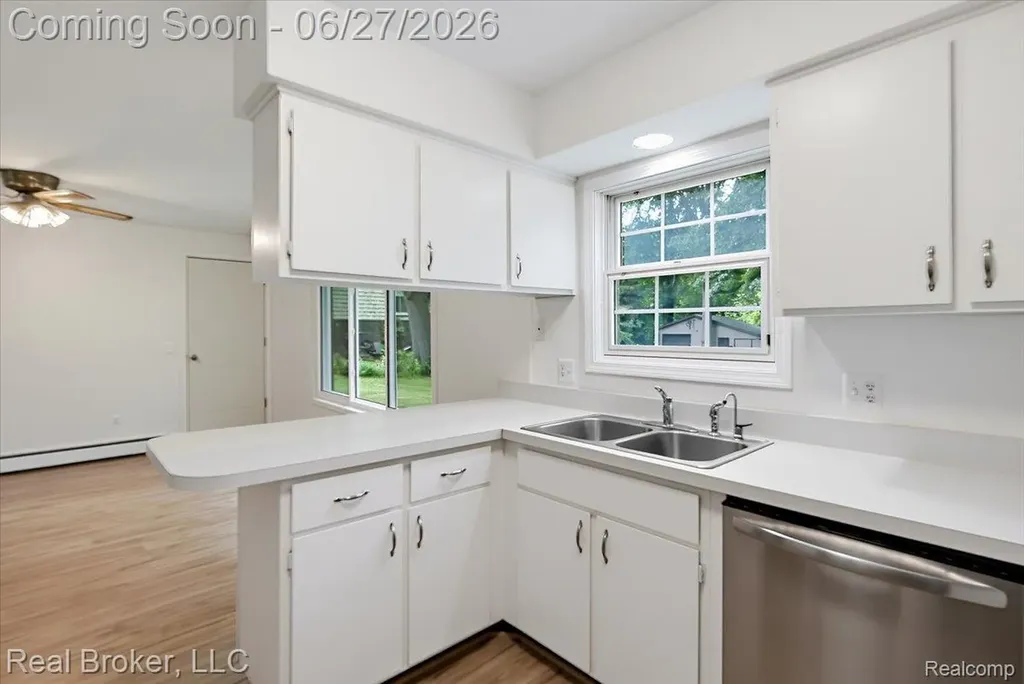 8320 Hillpoint Drive Hamburg Township MI 48116