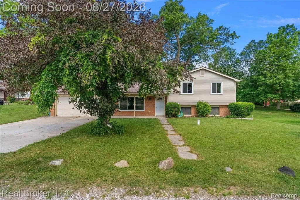 8320 Hillpoint Drive Hamburg Township MI 48116