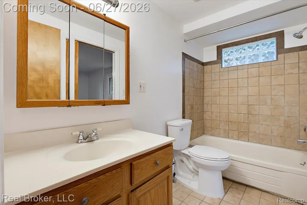 8320 Hillpoint Drive Hamburg Township MI 48116