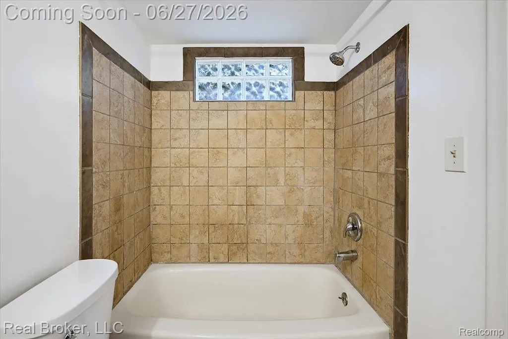 8320 Hillpoint Drive Hamburg Township MI 48116
