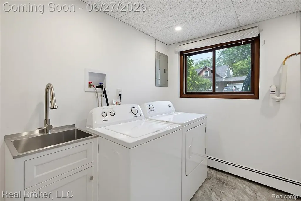 8320 Hillpoint Drive Hamburg Township MI 48116