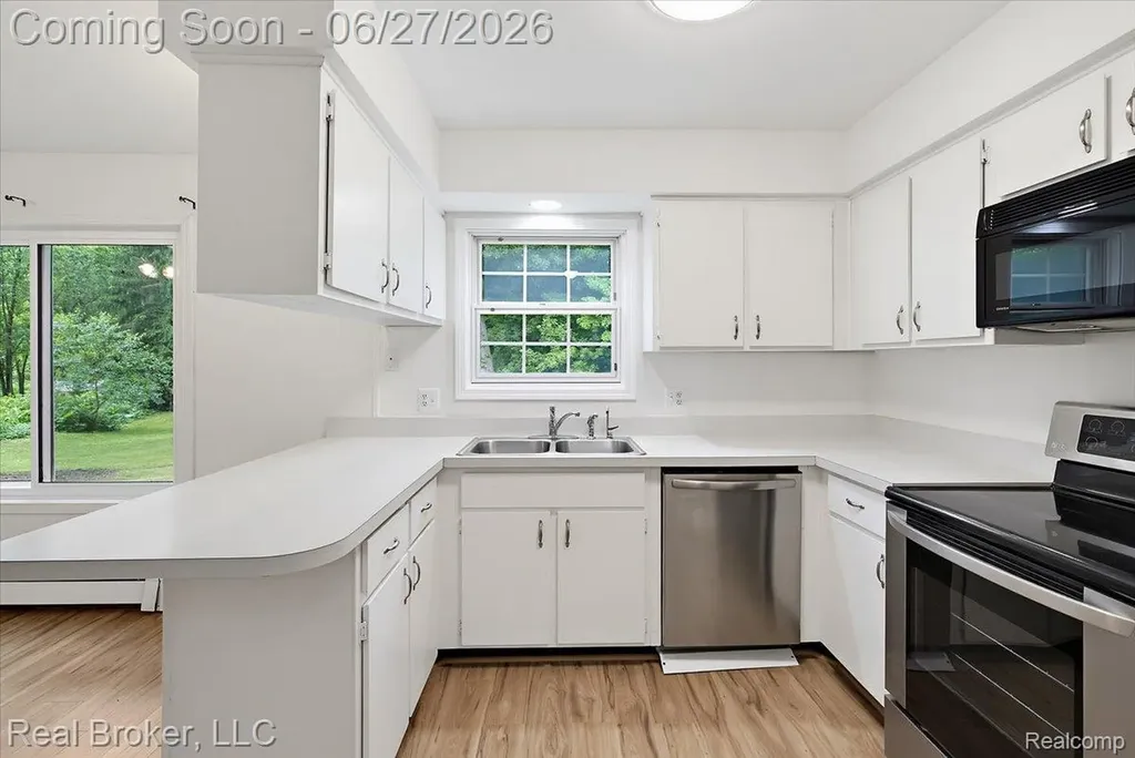 8320 Hillpoint Drive Hamburg Township MI 48116