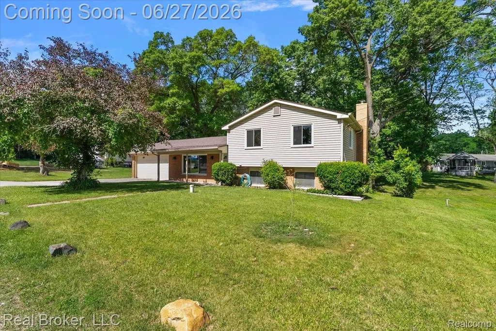 8320 Hillpoint Drive Hamburg Township MI 48116