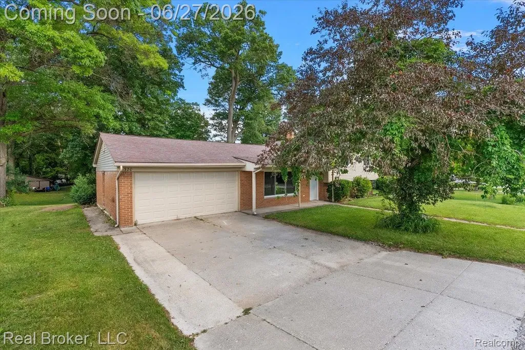 8320 Hillpoint Drive Hamburg Township MI 48116