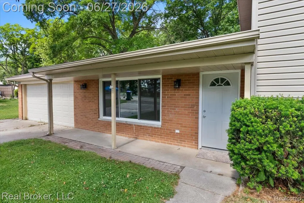 8320 Hillpoint Drive Hamburg Township MI 48116