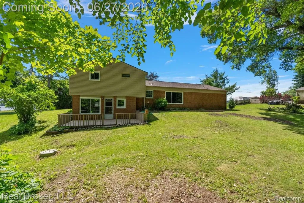 8320 Hillpoint Drive Hamburg Township MI 48116