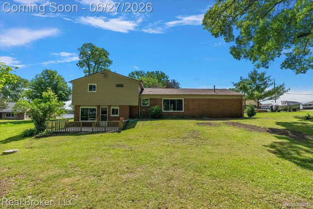 8320 Hillpoint Drive Hamburg Township MI 48116