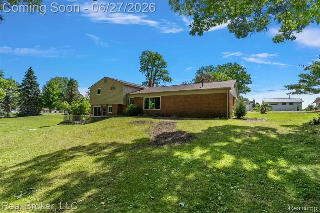 8320 Hillpoint Drive Hamburg Township MI 48116