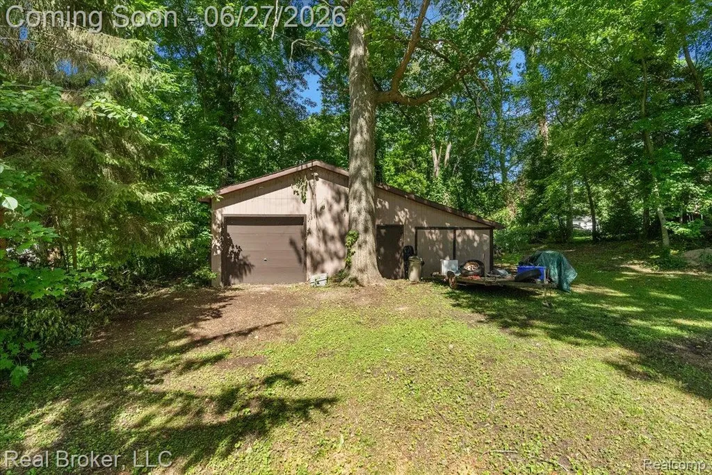 8320 Hillpoint Drive Hamburg Township MI 48116