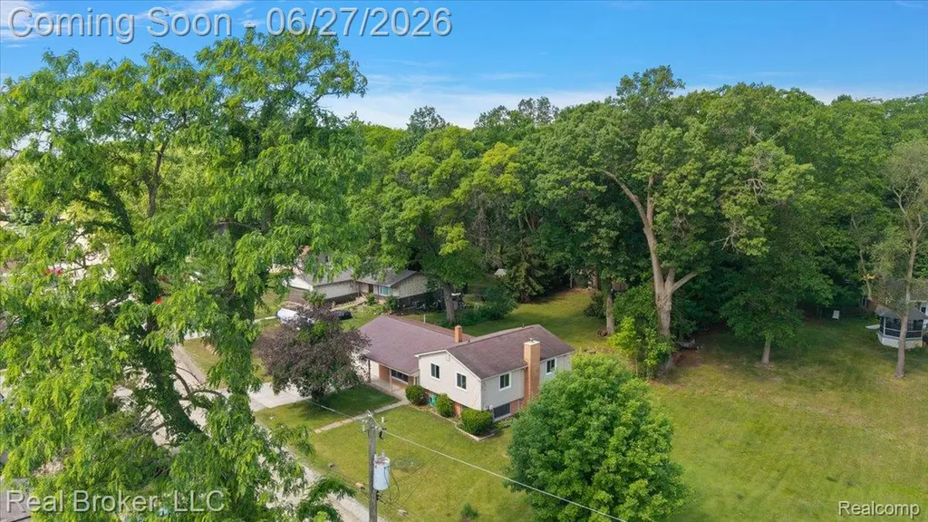 8320 Hillpoint Drive Hamburg Township MI 48116