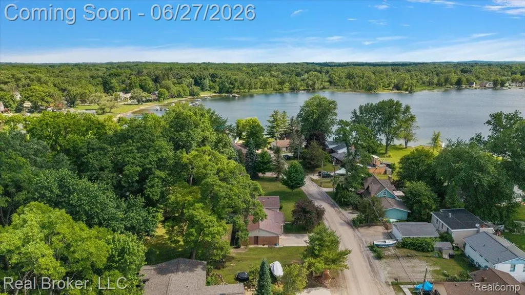 8320 Hillpoint Drive Hamburg Township MI 48116