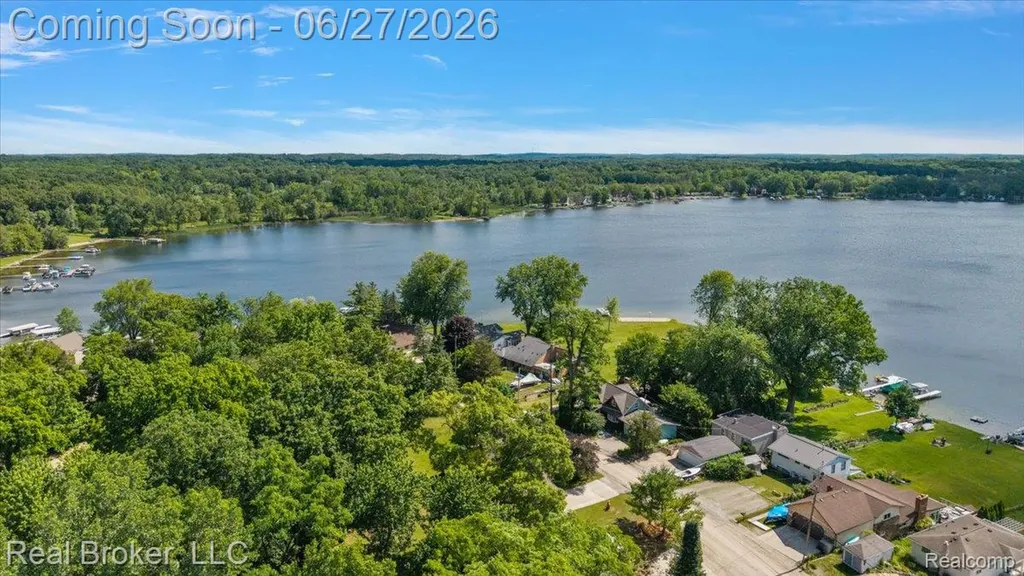 8320 Hillpoint Drive Hamburg Township MI 48116