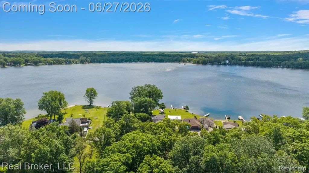 8320 Hillpoint Drive Hamburg Township MI 48116