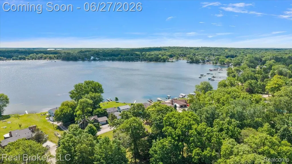 8320 Hillpoint Drive Hamburg Township MI 48116