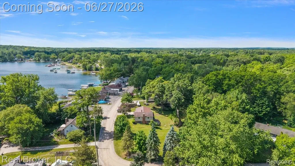 8320 Hillpoint Drive Hamburg Township MI 48116