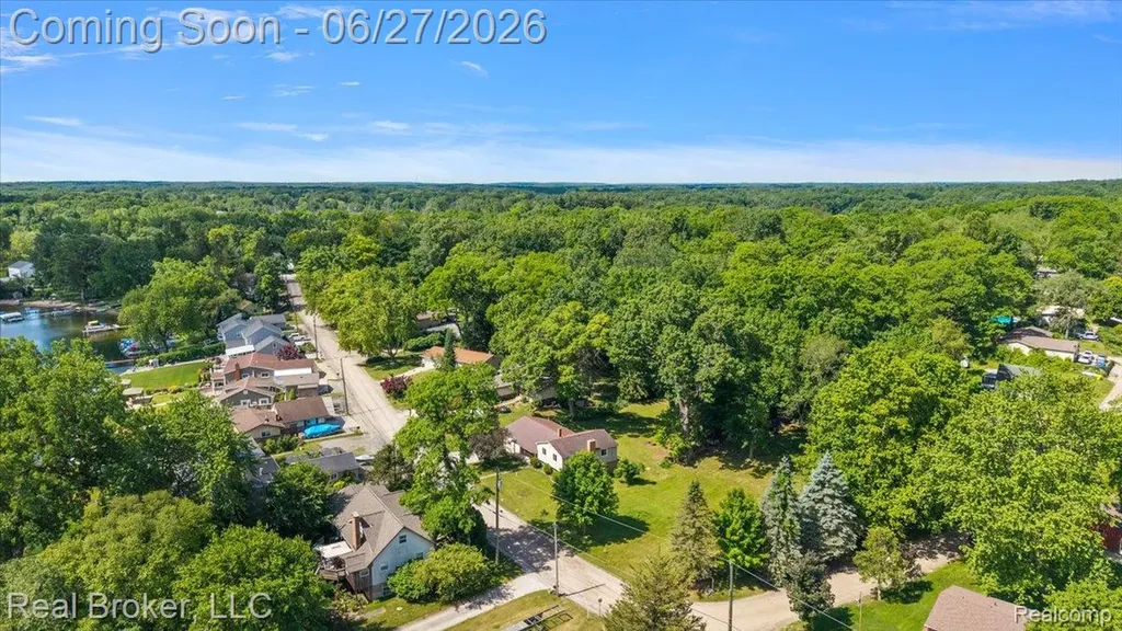 8320 Hillpoint Drive Hamburg Township MI 48116