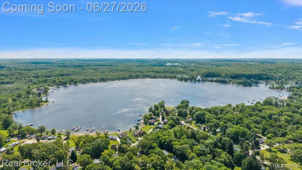 8320 Hillpoint Drive Hamburg Township MI 48116