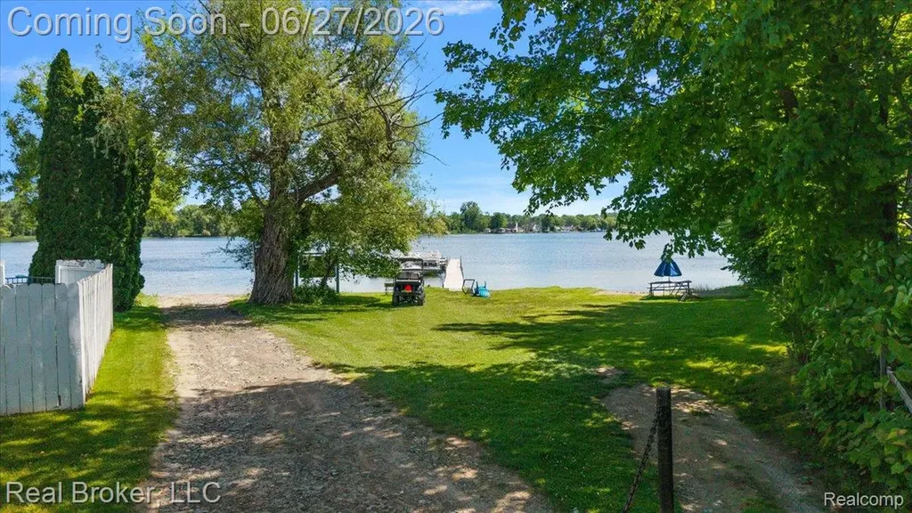 8320 Hillpoint Drive Hamburg Township MI 48116