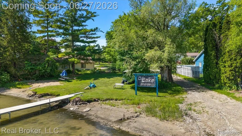 8320 Hillpoint Drive Hamburg Township MI 48116