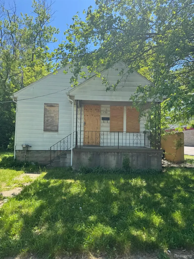 722 E Ridgeway Avenue Flint City MI 48505