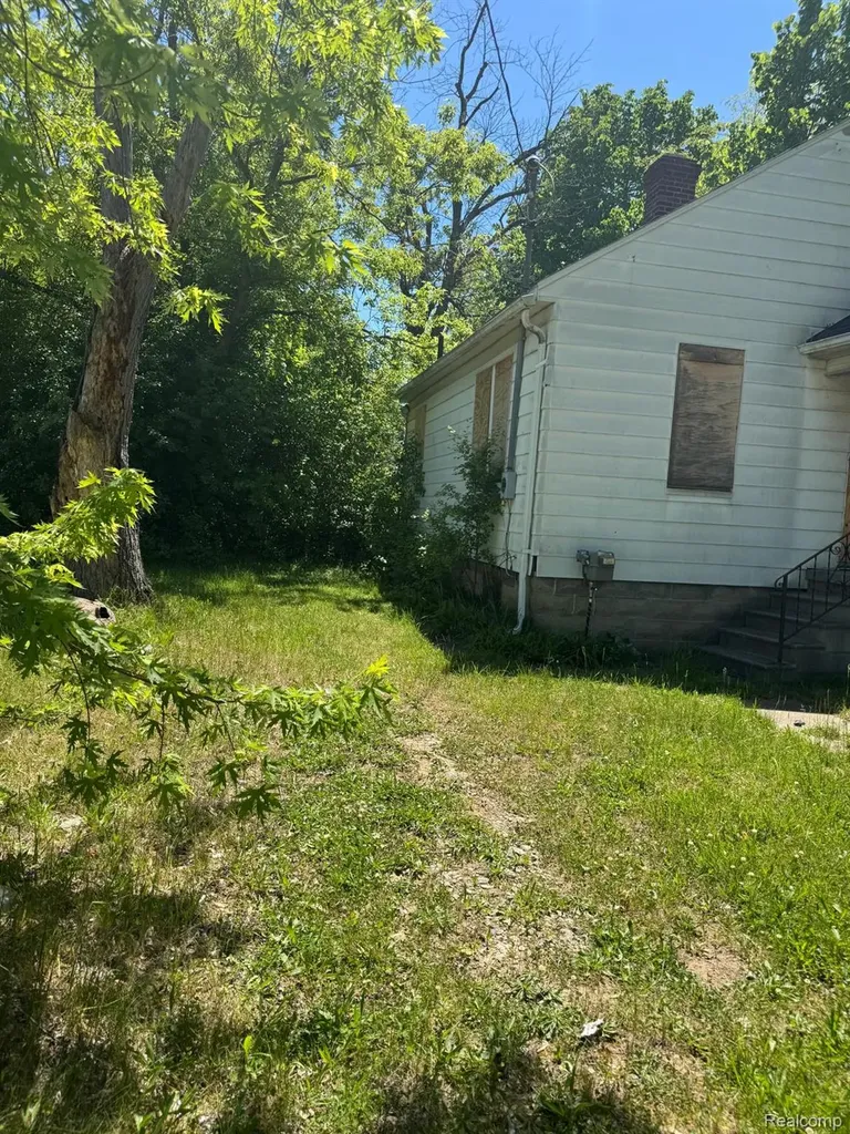 722 E Ridgeway Avenue Flint City MI 48505