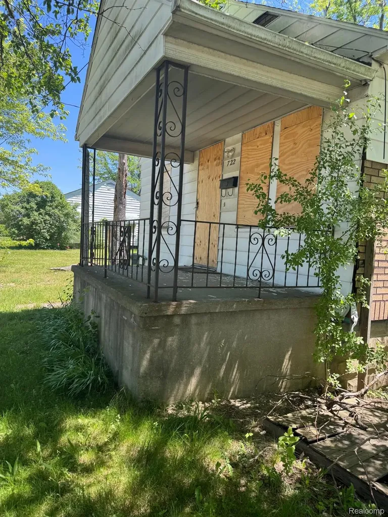 722 E Ridgeway Avenue Flint City MI 48505
