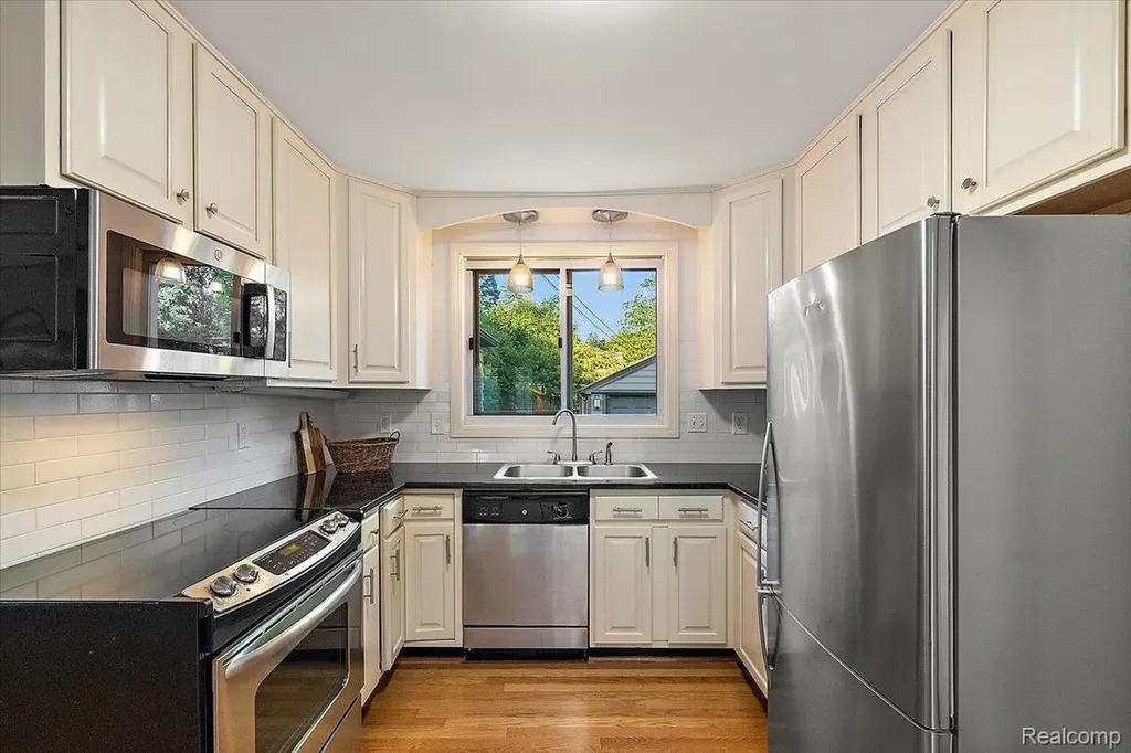 1512 Edgewood Drive Royal Oak City MI 48067