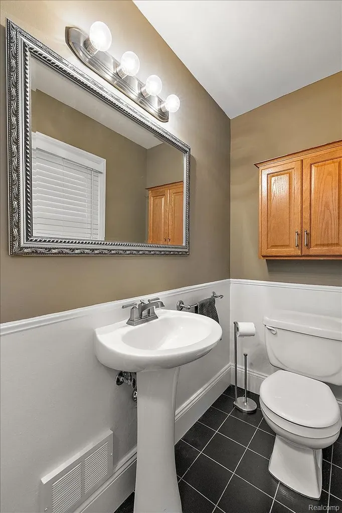 1512 Edgewood Drive Royal Oak City MI 48067