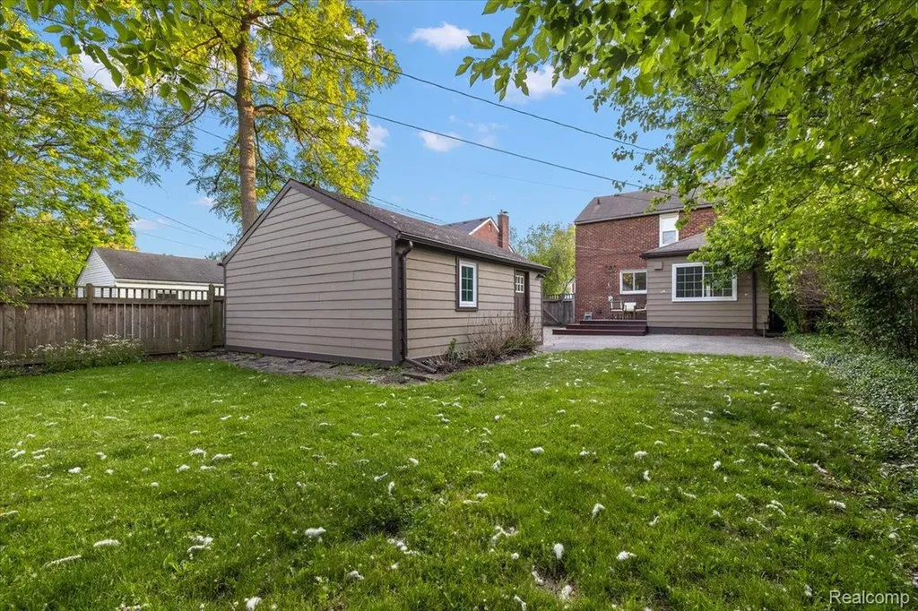 1512 Edgewood Drive Royal Oak City MI 48067