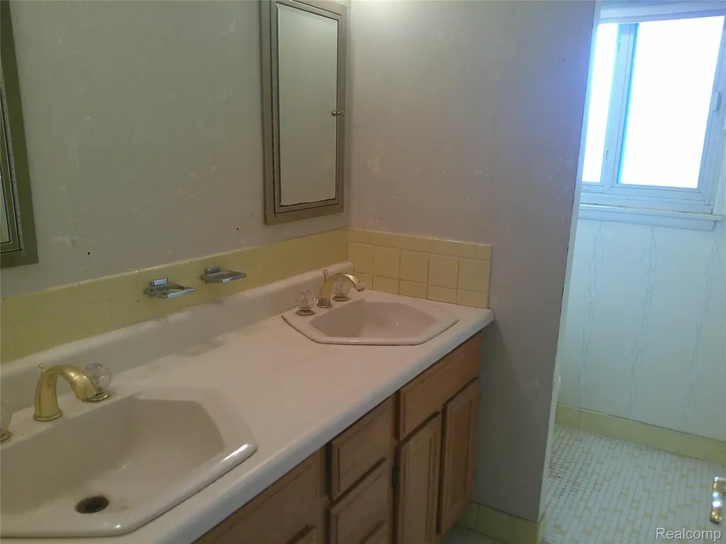 2803 Lexington Court Trenton City MI 48183