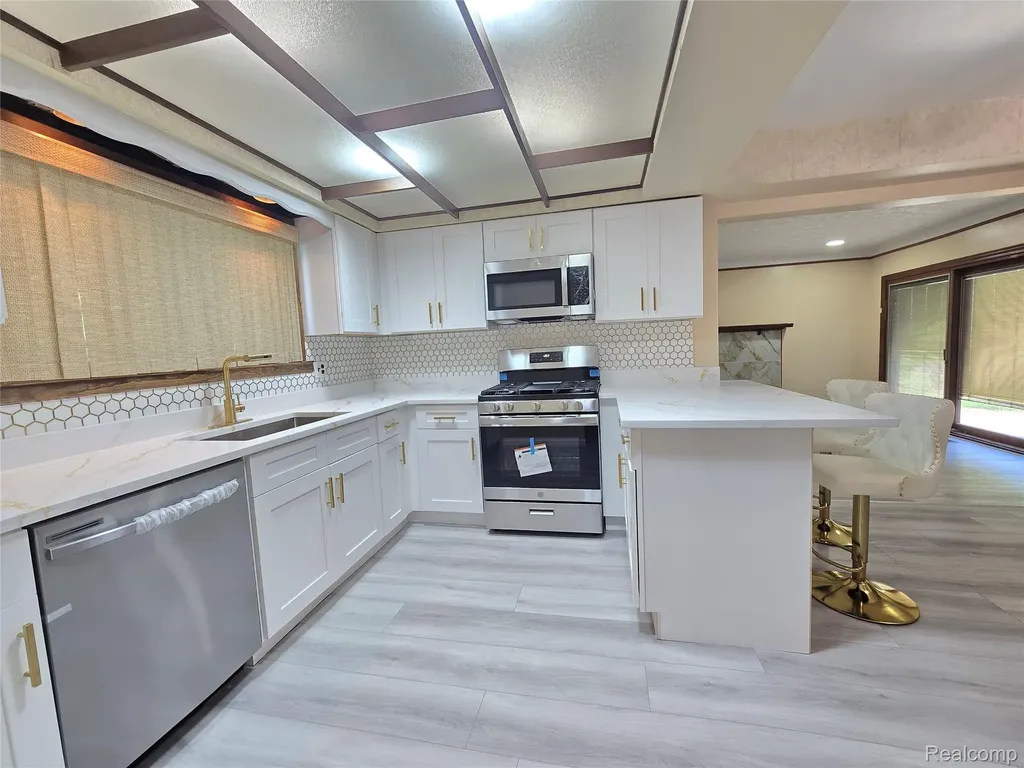 36086 English Drive Sterling Heights City MI 48310