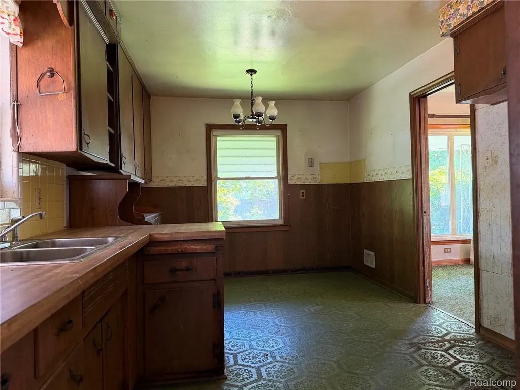 1543 Arlington Avenue Lincoln Park City MI 48146