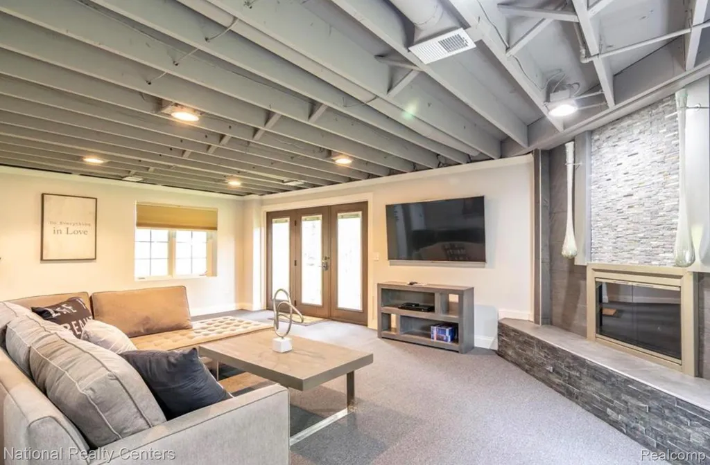 39376 Heatherbrook Drive Farmington Hills City MI 48331