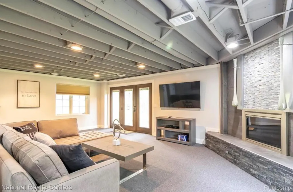 39376 Heatherbrook Drive Farmington Hills City MI 48331