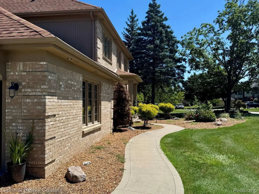 39376 Heatherbrook Drive Farmington Hills City MI 48331