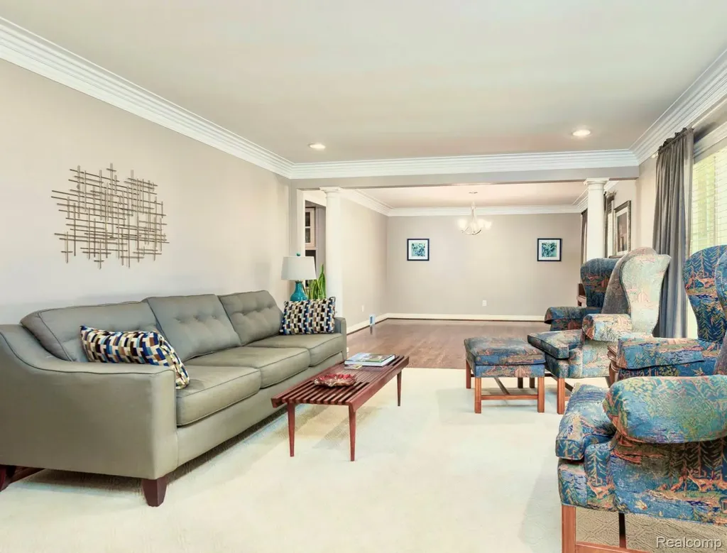 19141 Warwick Street Beverly Hills Village MI 48025