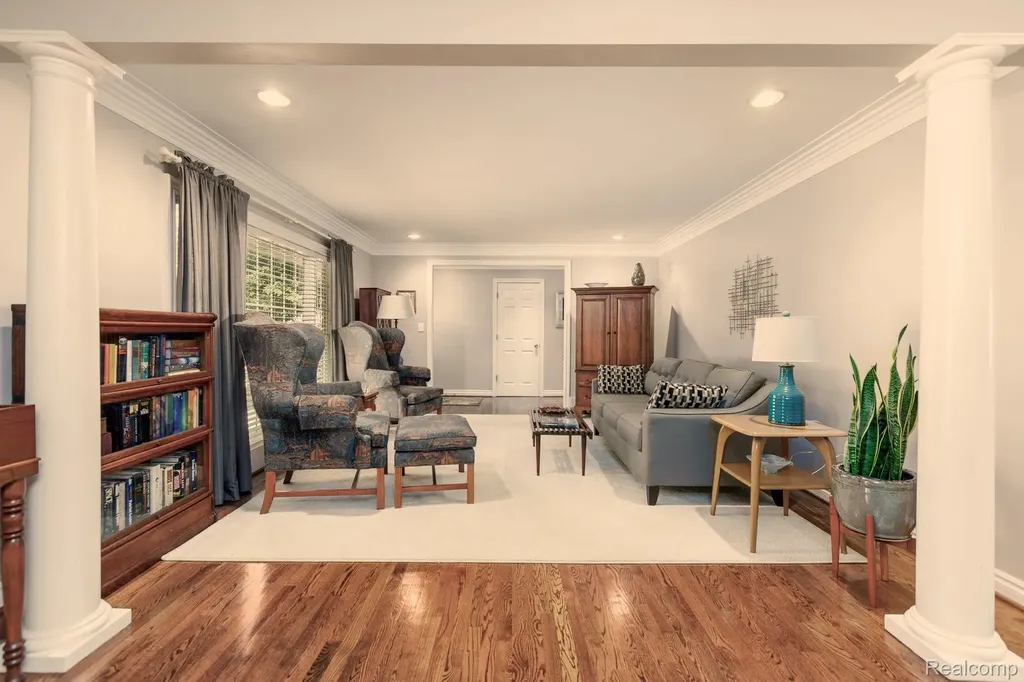 19141 Warwick Street Beverly Hills Village MI 48025