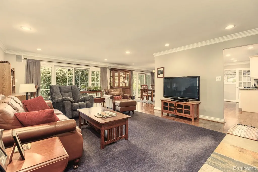 19141 Warwick Street Beverly Hills Village MI 48025