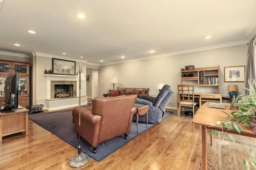 19141 Warwick Street Beverly Hills Village MI 48025