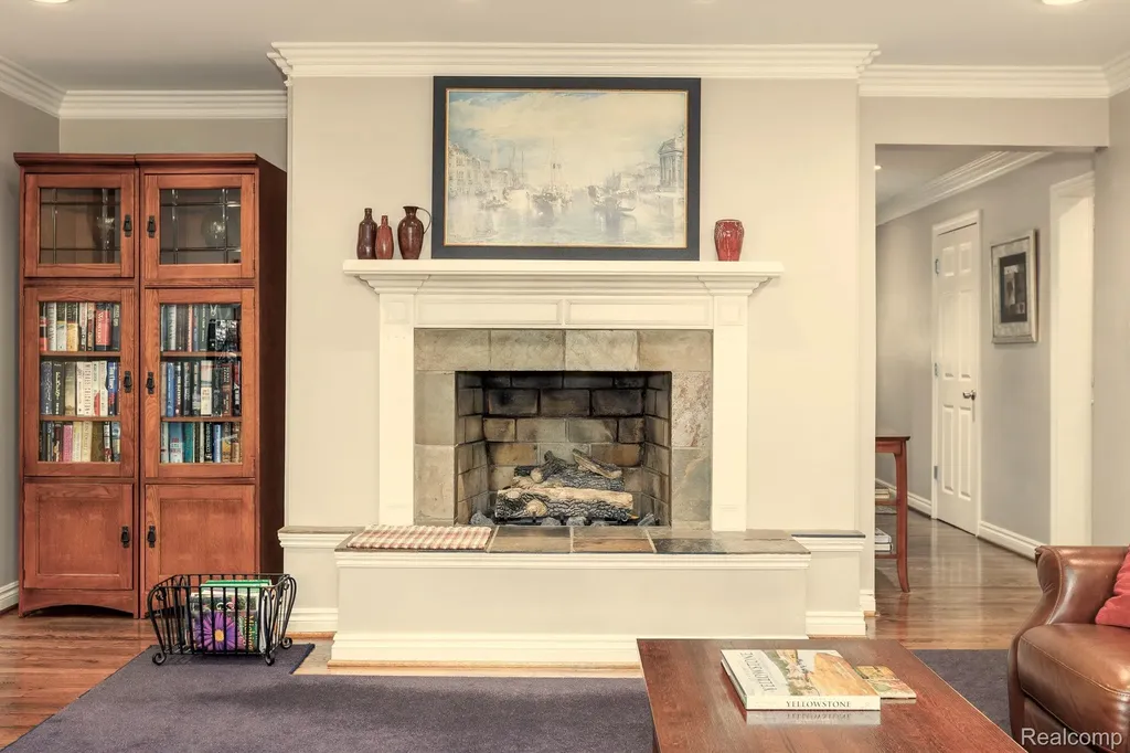 19141 Warwick Street Beverly Hills Village MI 48025