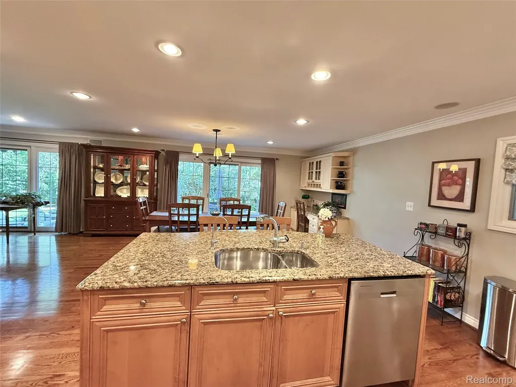 19141 Warwick Street Beverly Hills Village MI 48025