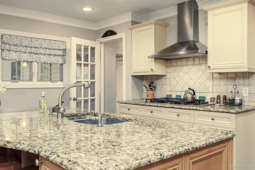 19141 Warwick Street Beverly Hills Village MI 48025